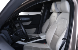 VOLVO XC40 B4 HYBRID 2024 lleno