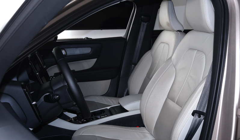 VOLVO XC40 B4 HYBRID 2024 lleno